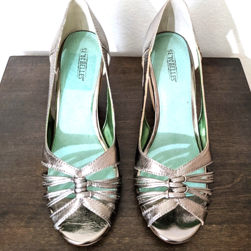 SEYCHELLES Wedges in Pewter/Metallic Leather Size 9
